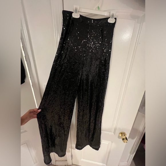 Extra long so perfect for heels.Can fit a medium too. Comes with a matching top - Picture 2 of 4